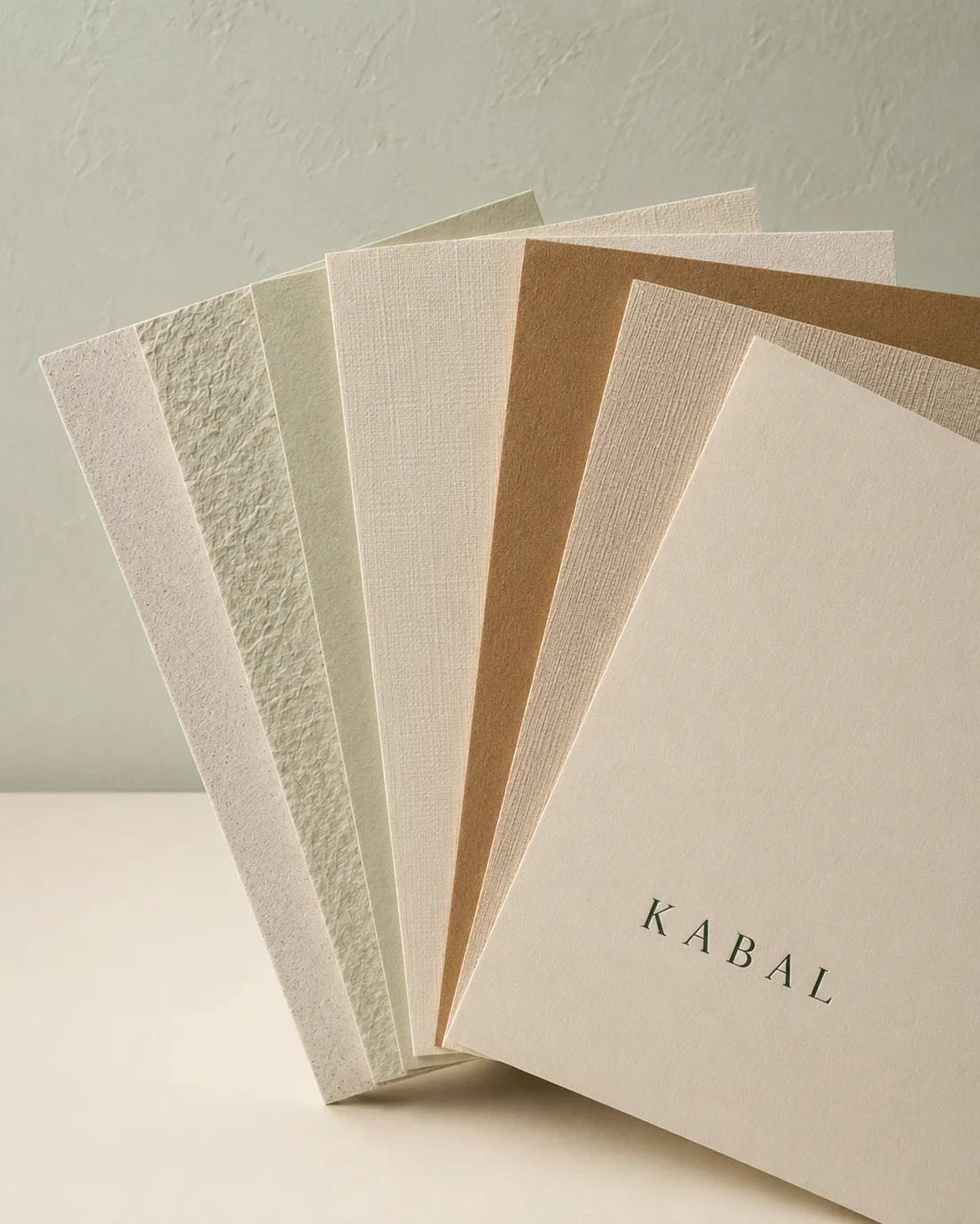 Vifte av papir- og fargeprøver med Kabal-logo