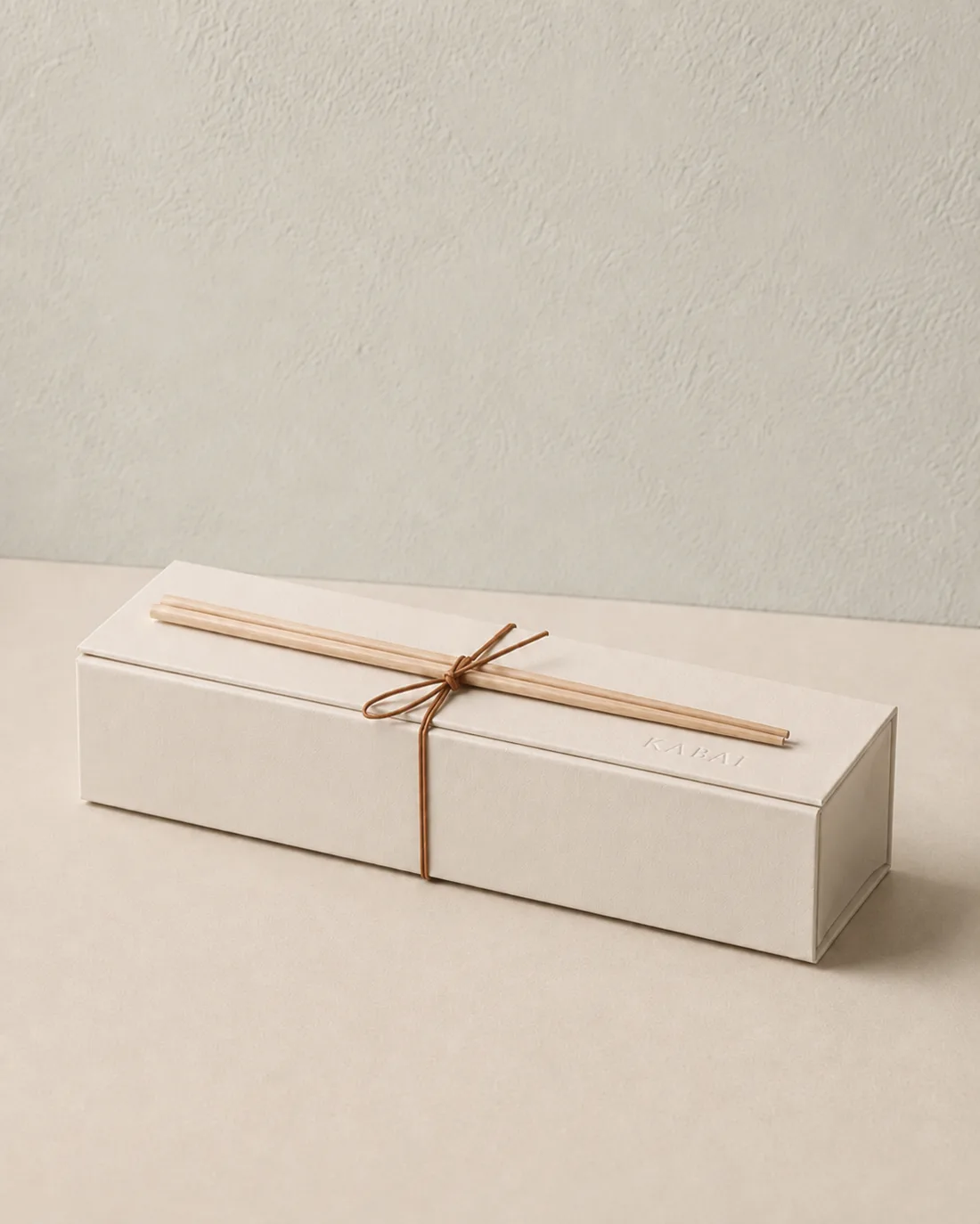 Take away-eske med spisepinner og Kabal-logo